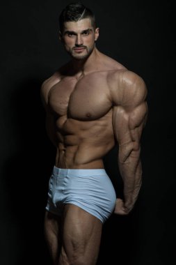 Stüdyoda fitness erkek modeli