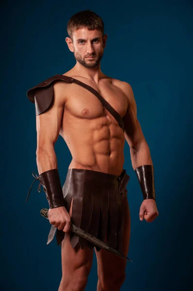 戦士スイートの筋肉質の男性モデル — ストック写真