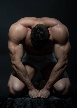 Stüdyoda fitness erkek modeli