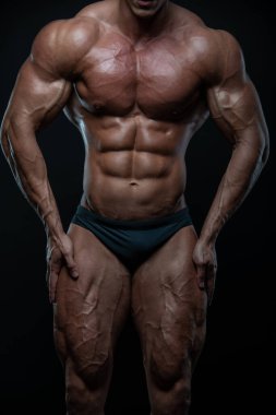 Kaslı erkek gövdesi ve karın kası.