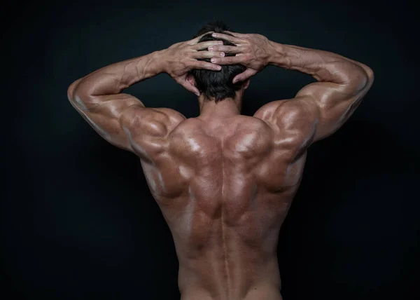 Musculado Modelo Masculino Mostrando Suas Costas — Fotografia de Stock