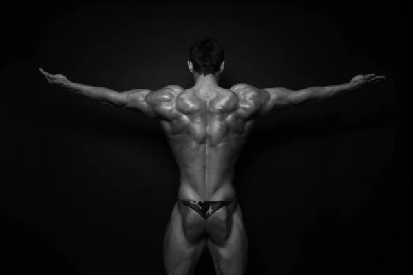 Musculado Modelo Masculino Mostrando Suas Costas — Fotografia de Stock