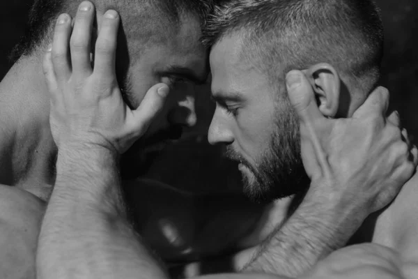 Deux Hommes Couple Gay Sexy Serrer Dans Les Bras — Photo