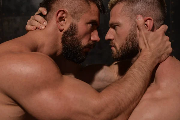 Deux Hommes Couple Gay Sexy Serrer Dans Les Bras — Photo