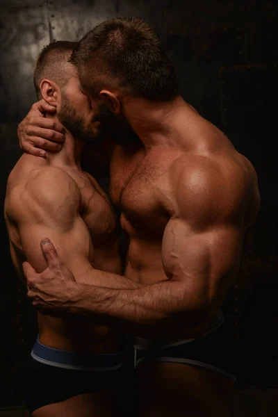 两个男人 性感的同性恋夫妇 亲吻对方 — 图库照片