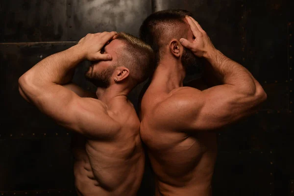 两个男人 性感的同性恋夫妇在演播室里摆姿势 — 图库照片