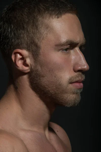 Retrato Del Hombre Musculoso Posando Estudio — Foto de Stock