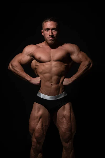 Porträt Eines Muskulösen Mannes Der Studio Posiert — Stockfoto