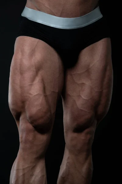 在孤立的背景下有肌肉的男性腿 — 图库照片