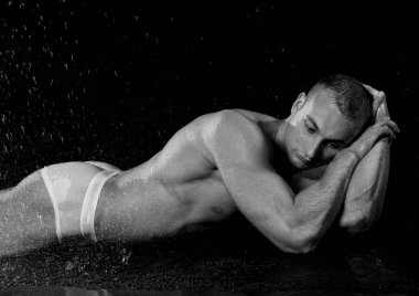 Su damlalı kaslı erkek model.
