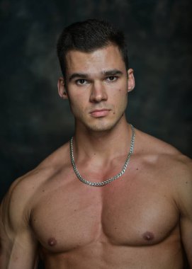 Stüdyoda poz veren kaslı adamın portresi.