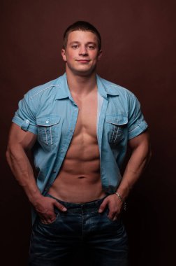 Stüdyoda fitness erkek modeli