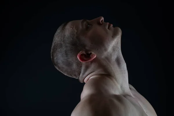 Fitness Mužský Model Studiu Ukazující Jeho Krk — Stock fotografie
