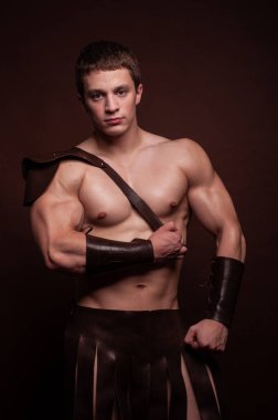 Savaşçı süitinde kaslı erkek model