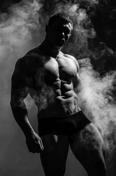 Fitness Modelo Masculino Estúdio Com Uma Fumaça — Fotografia de Stock