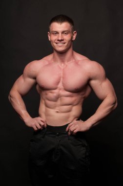 Stüdyoda fitness erkek modeli