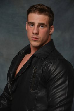 Stüdyoda poz veren kaslı adamın portresi.