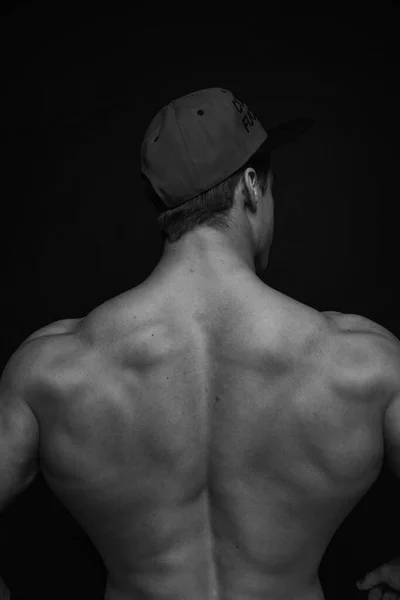 Musculoso Modelo Masculino Mostrando Espalda — Foto de Stock