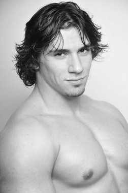 Stüdyoda poz veren kaslı adamın portresi.