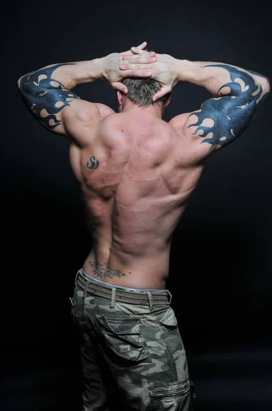 Sırtını Gösteren Kaslı Erkek Model — Stok fotoğraf