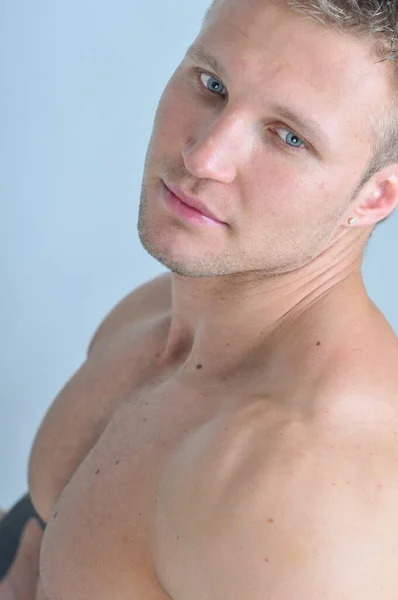 Retrato Hombre Musculoso Con Ojos Azules —  Fotos de Stock
