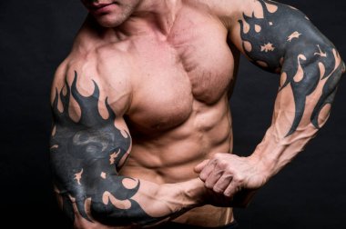 Stüdyoda poz veren kaslı erkek model.