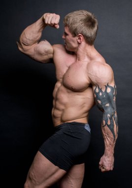 Stüdyoda poz veren kaslı erkek model.