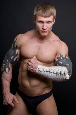 Stüdyoda poz veren kaslı erkek model.