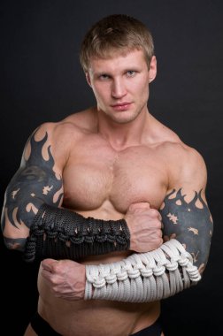 Stüdyoda poz veren kaslı erkek model.