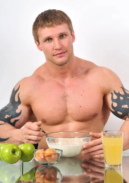 白い背景に筋肉質の男性モデル料理朝食 — ストック写真