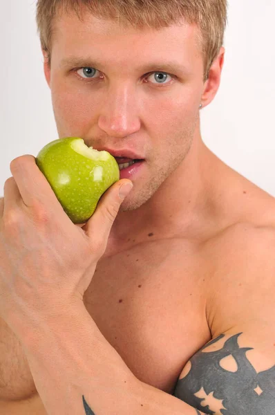 Beyaz Arka Planda Elması Olan Kaslı Erkek Model — Stok fotoğraf