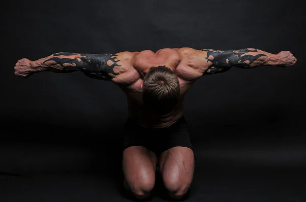 Atletisch Shirtloos Mannelijk Model Flexspieren — Stockfoto