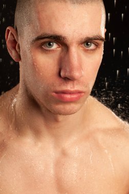 Su stüdyosundaki kaslı adamın portresi.