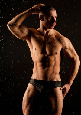 Aqua Stüdyosunda poz veren erkek model