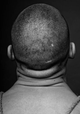 Geleneksel Japon Shibari marka kaslı erkek model.