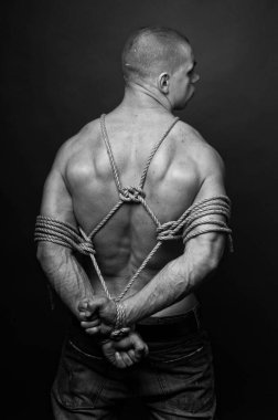 Geleneksel Japon Shibari marka kaslı erkek model.
