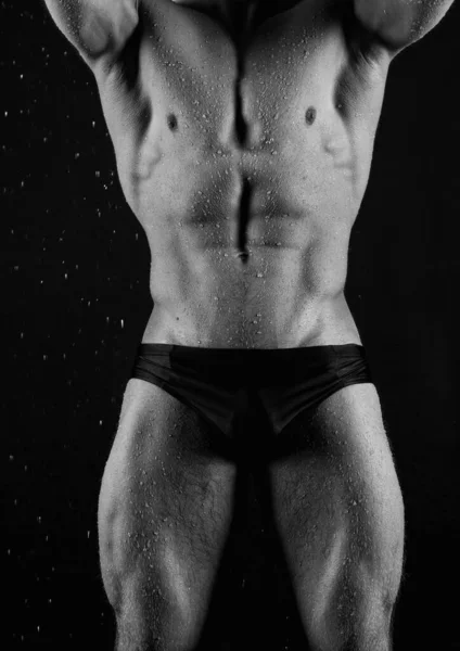 带有水滴的男性肌肉模型 — 图库照片