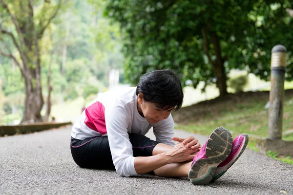 üst düzey kadın parkta egzersiz