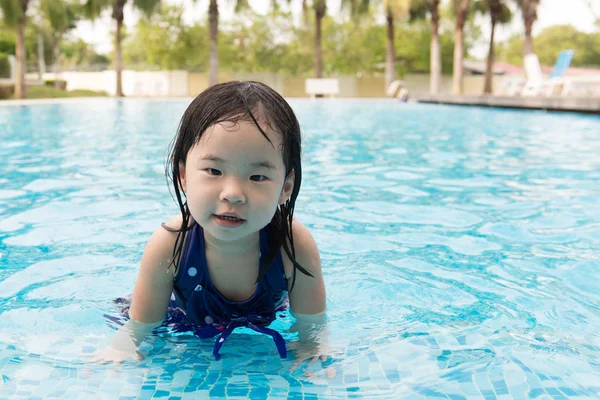 Asian little baby girl in swimming pool — Stock Photo, Image