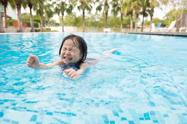 Asiatiska liten baby flicka i poolen — Stockfoto