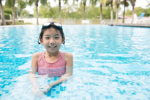 带护目镜的亚洲少女女孩 — 图库照片