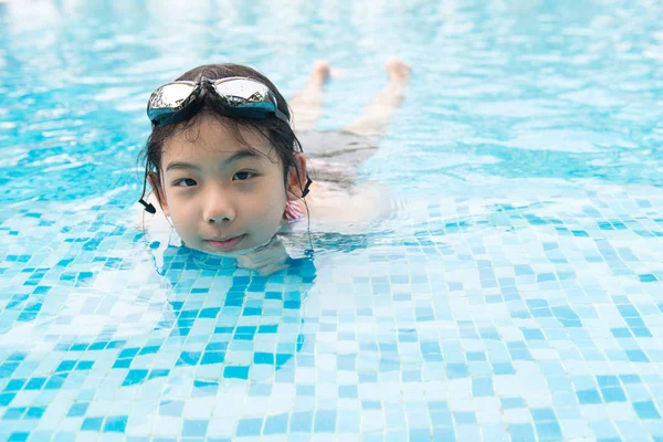 Asian teenager girl with goggles — Stock Photo, Image