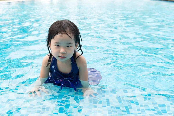 Asian little baby girl in swimming pool — Stock Photo, Image