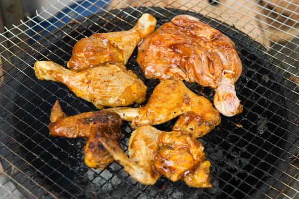 BBQ kuřecí maso pečené na horké hořící gril na dřevěné uhlí — Stock fotografie