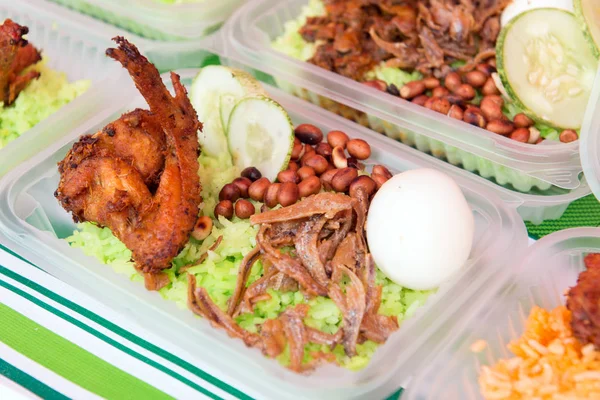 Nasi Lemak é uma famosa comida de pequeno-almoço Malásia — Fotografia de Stock