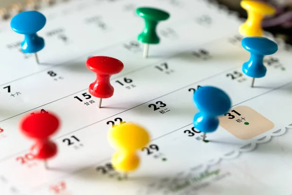 Pulgar clavijas tack en el calendario como recordatorio — Foto de Stock