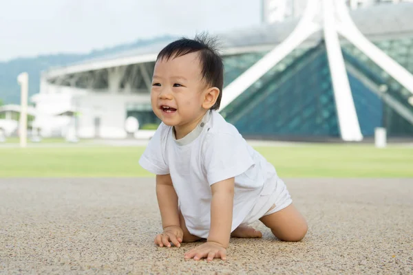 Asiatisk pojke som kryper i park — Stockfoto