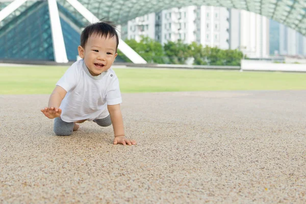 亚洲小男孩在公园爬行 — 图库照片