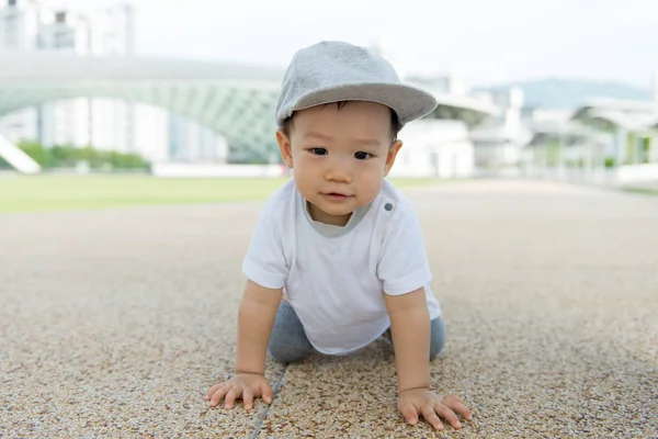 Азиатский мальчик ползает в парке — стоковое фото