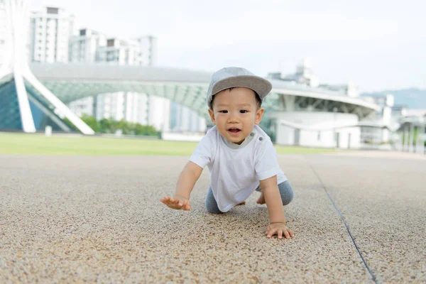 Азиатский мальчик ползает в парке — стоковое фото